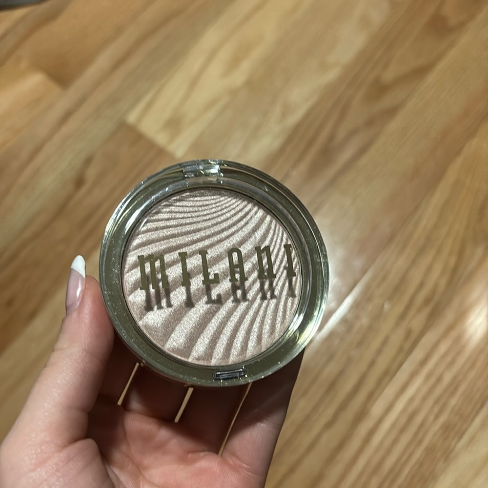 Milani highlighter in shade 01 Afterglow